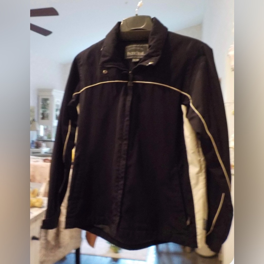 sz M, 100% poly outside, & lining. ptp 21" L 28" never used